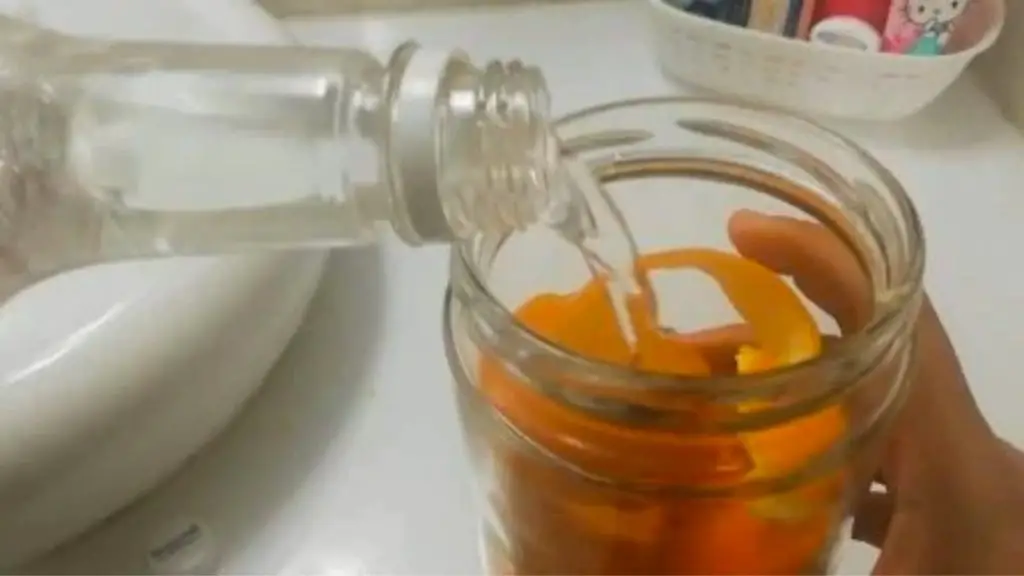 No tires las pieles de naranja, ponlas en un tarro y añade un poco de vinagre: vale oro en la casa