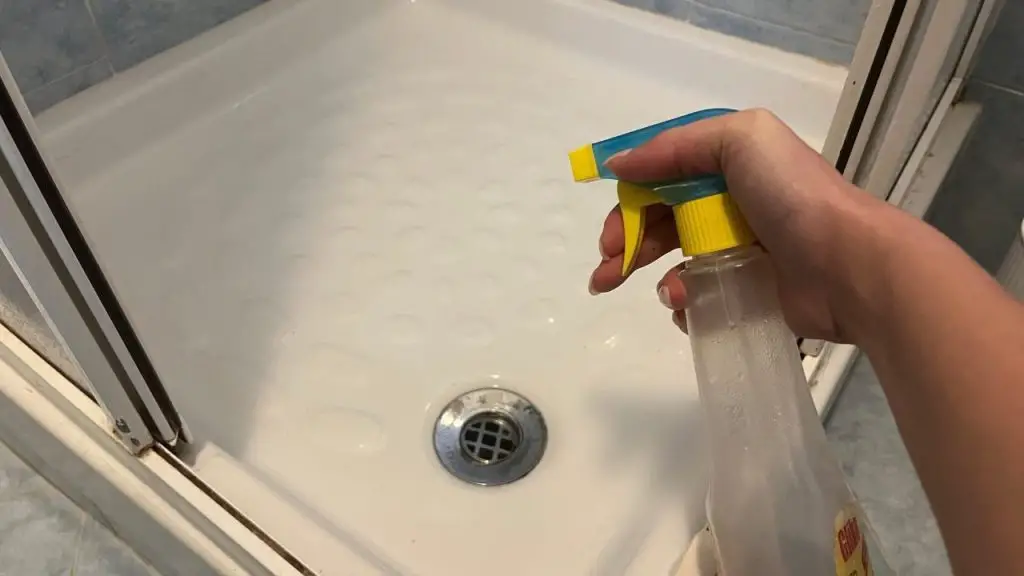 Este poderoso remedio natural limpiará todo el baño sin esfuerzo ni esfuerzo
