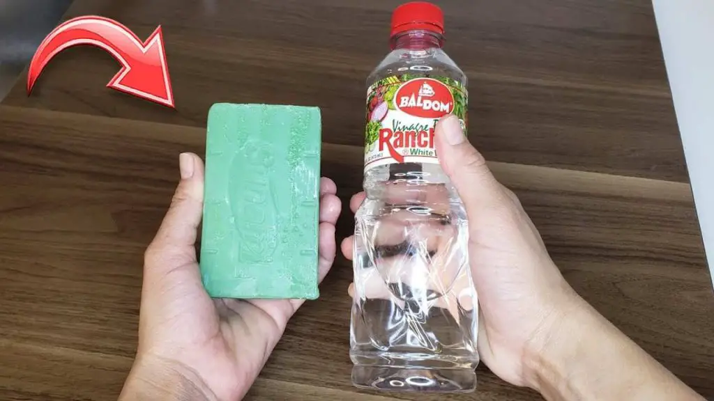 Mezcla jabón y vinagre, porque hasta las mucamas que limpian los hoteles lo hacen