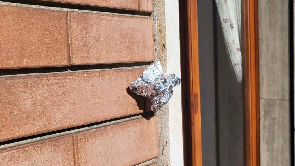 El motivo por el que muchos empiezan a colgar papel de aluminio en el balcón