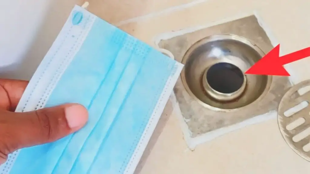 Coloca una mascarilla en el desagüe, después de unos segundos te sorprenderás