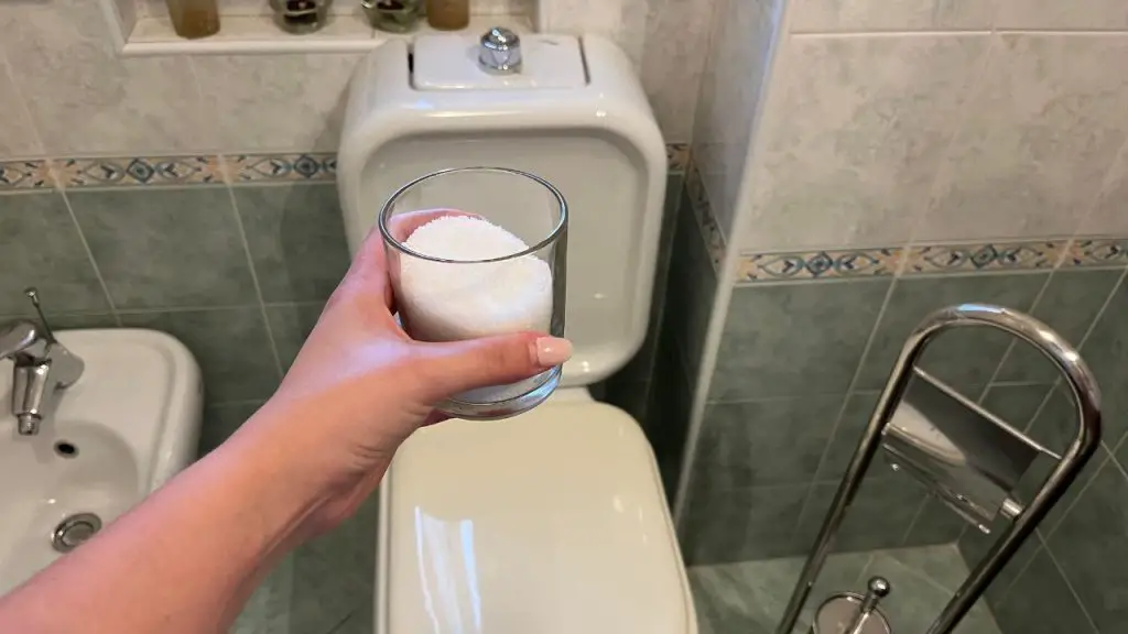 Llena un vaso de sal en el baño y estos problemas en la casa desaparecerán