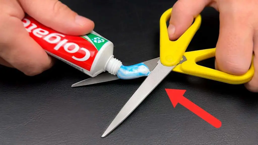 Aplicar el dentífrico sobre las tijeras, qué pasa después de 1 minuto: el secreto de las costureras