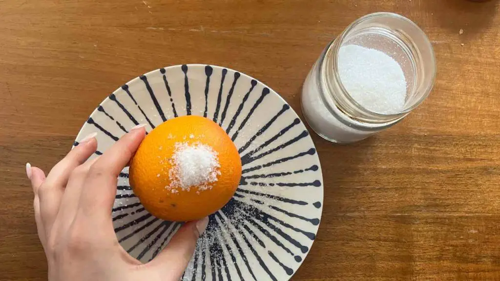 Echar sal a las naranjas, lo que pasa en la casa a los 5 minutos: inesperado