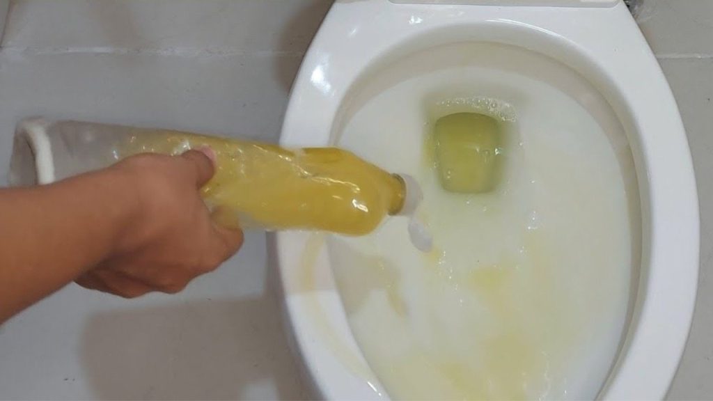 Este líquido elimina el sarro, el moho y la cal del inodoro: se utiliza para la limpieza