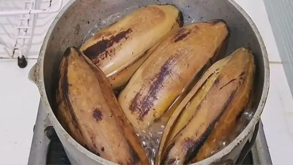 Boil 4 banana peels before sleeping: the result might surprise you