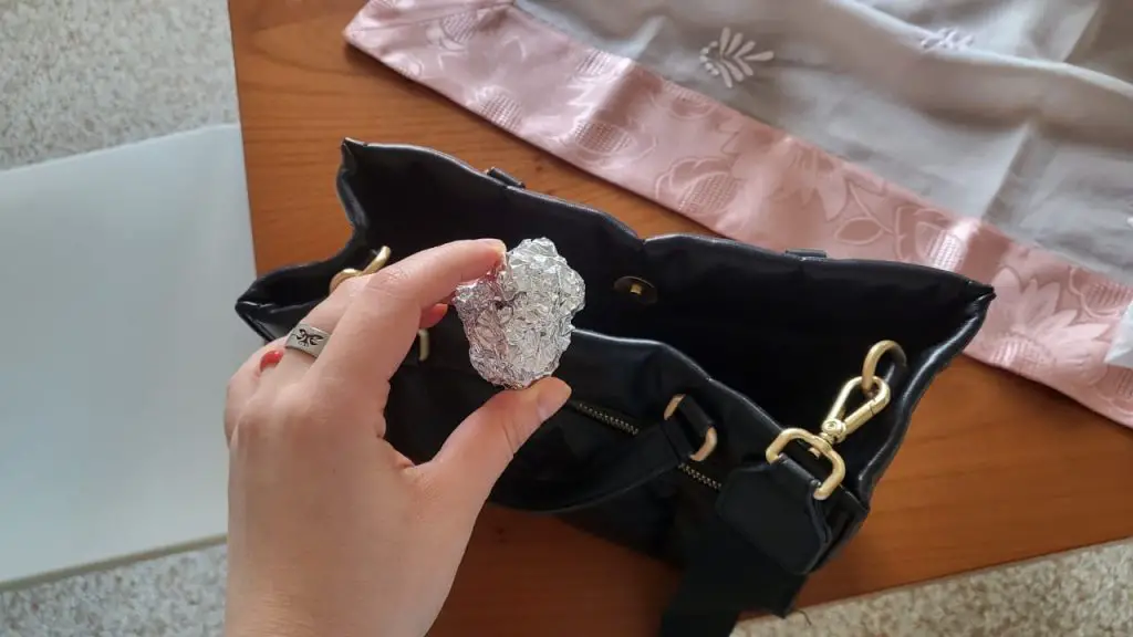 Por qué siempre debemos tener 1 bola de papel aluminio en nuestra bolsa: la verdadera razón