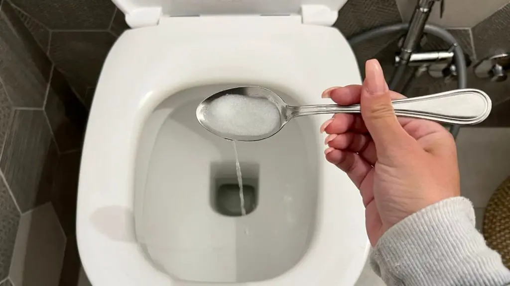 Scented bath for many days: just pour these 2 ingredients into the toilet