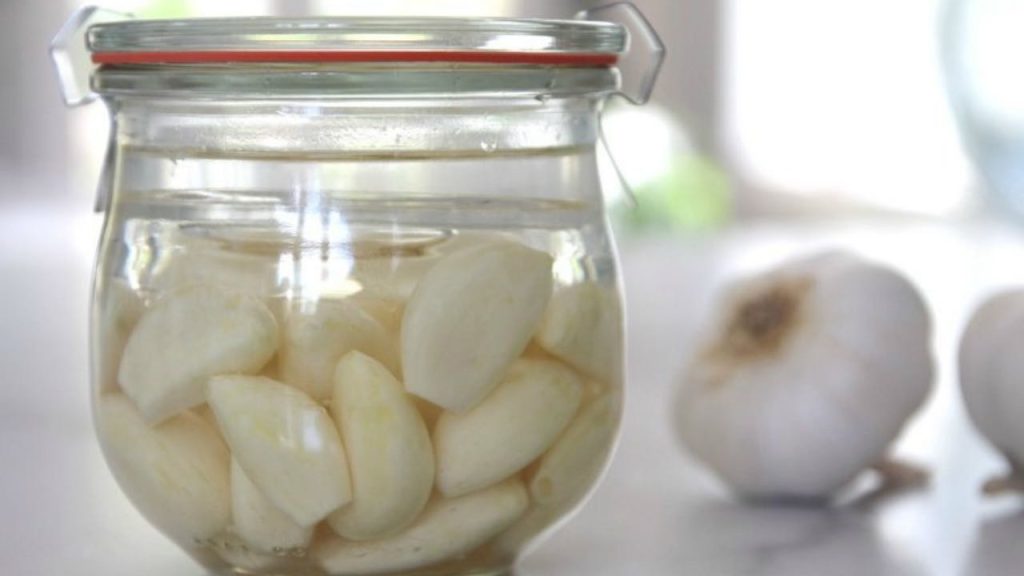 Soak 5 cloves of garlic in a jar full of water: why do many people do it?