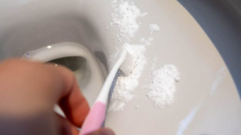This ingredient removes all the dirt from the toilet bowl – much stronger than baking soda