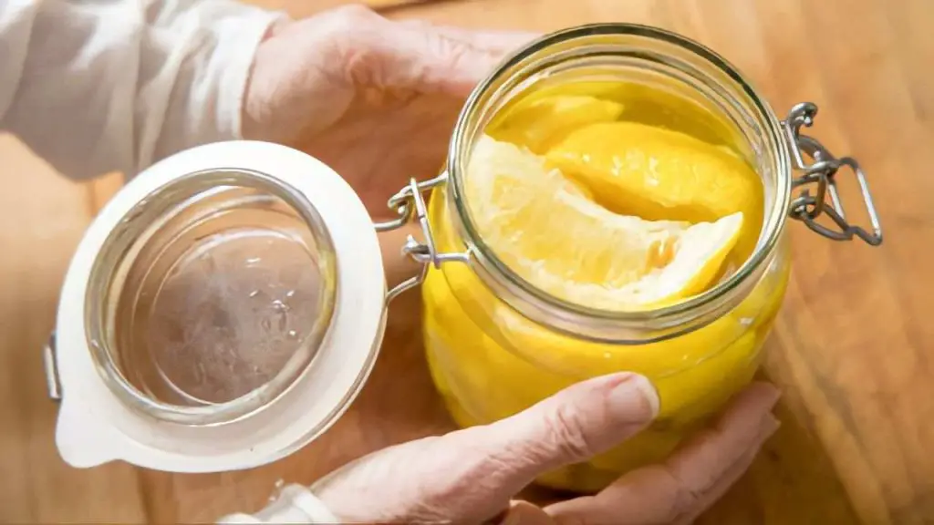 Lemons, if you store them like this they will last you for 3 months: it is impossible to let them rot